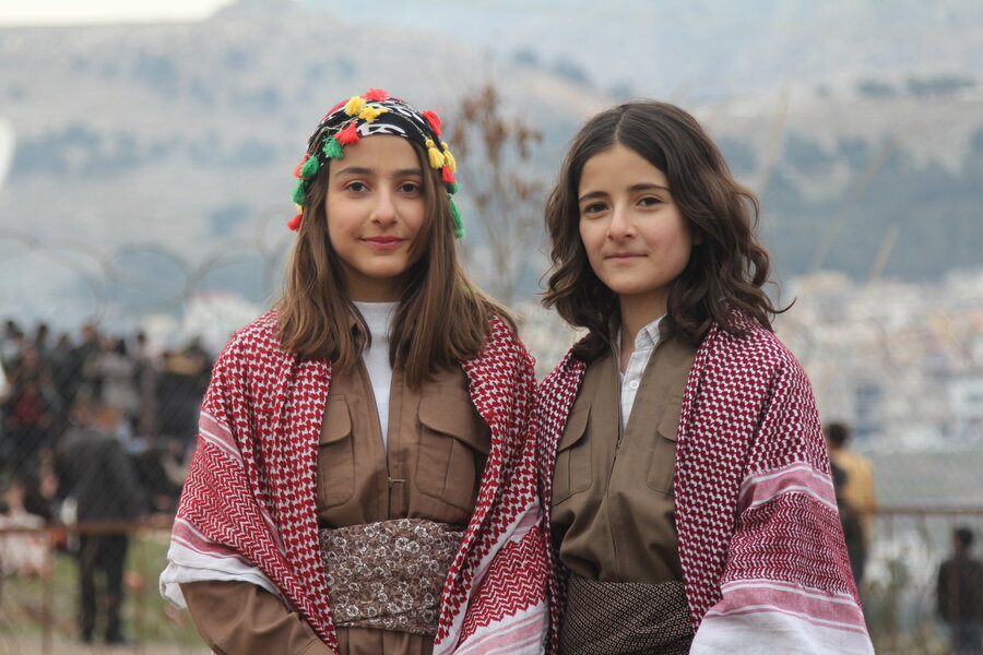 Dwie dziewczyny w tradycyjnych strojach na święcie Nowruz w Akre, Kurdystan